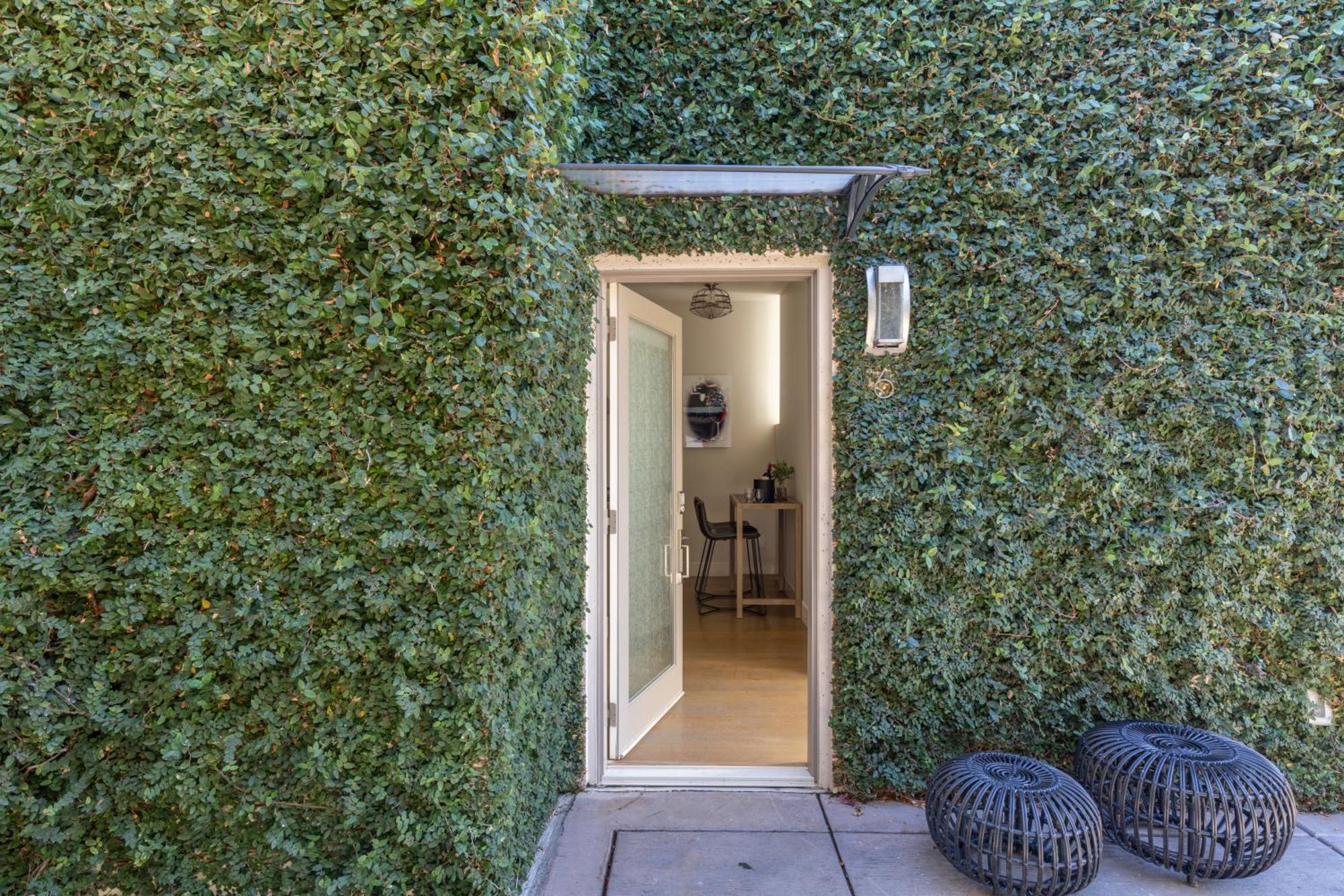 Deluxe Courtyard Queen Room Kitchen