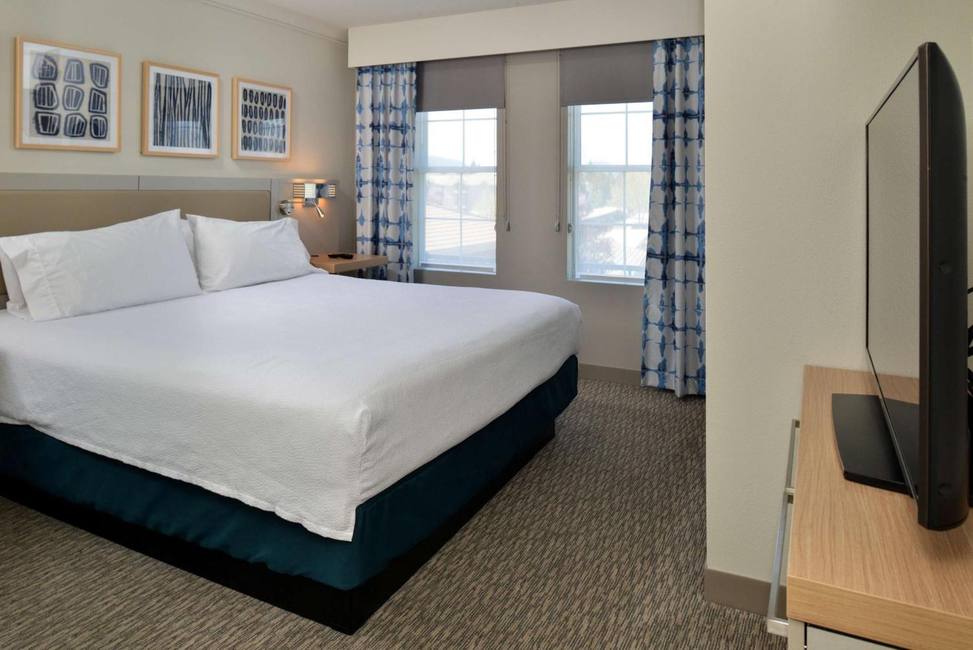 One Bedroom King Whirlpool Suite