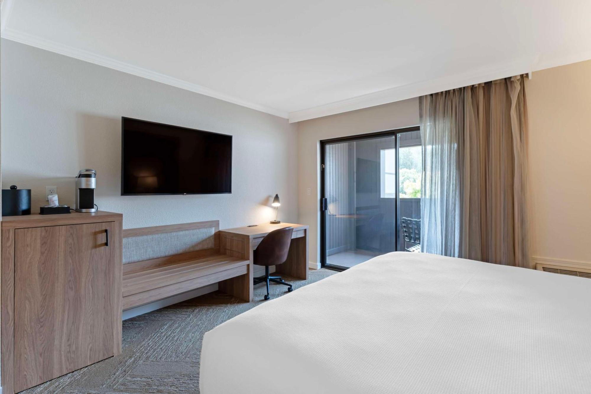 King Room Walk Shower Balcony Interior Entrance or Non-Smoking