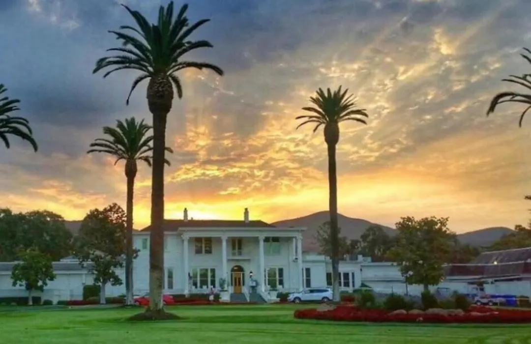 Stay In Silverado: King Bed, Renovated-1