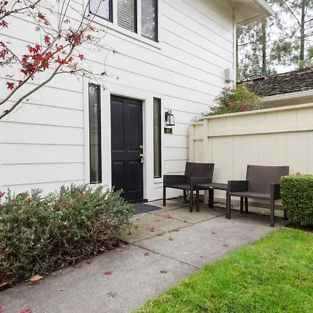 Stay In Silverado: King Bed, Renovated-3