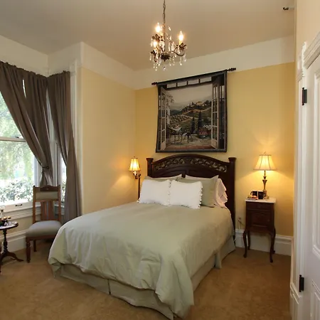 Hennessey House Bed And Breakfast-3